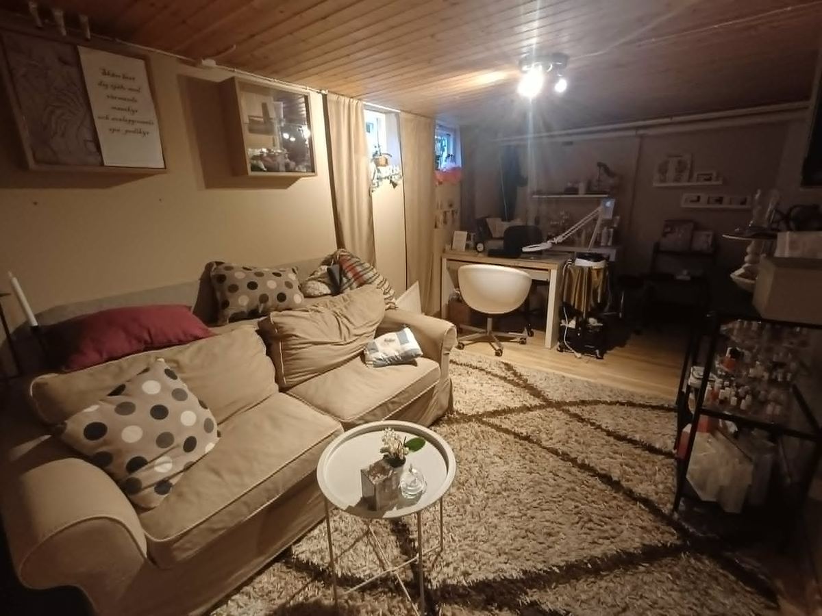 man ser hela behandlingsrummet med soffa, manikyrbordet och pedikyrstolen