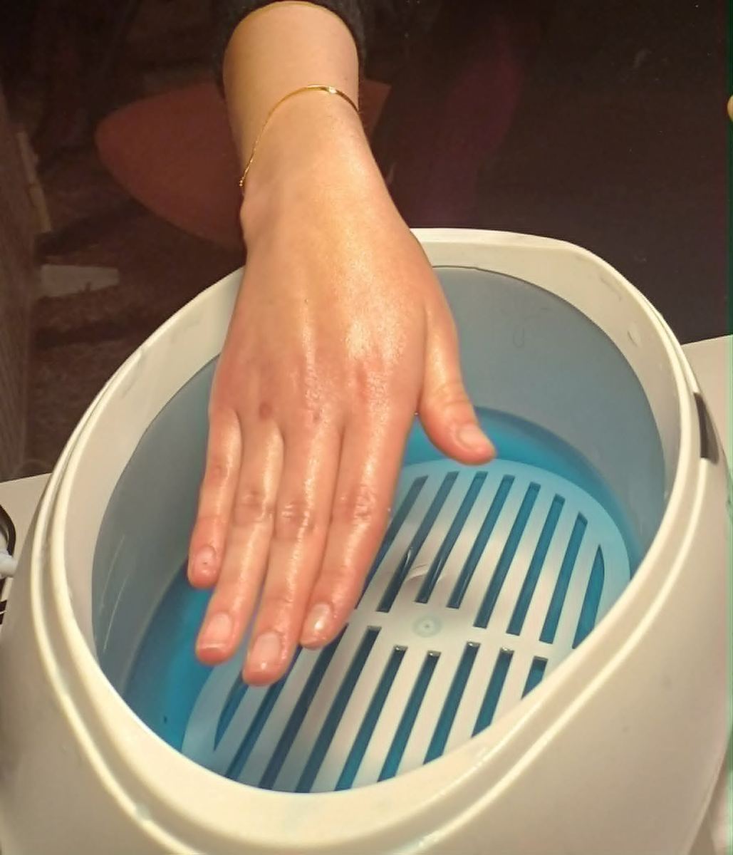 hand på väg ner i paraffin