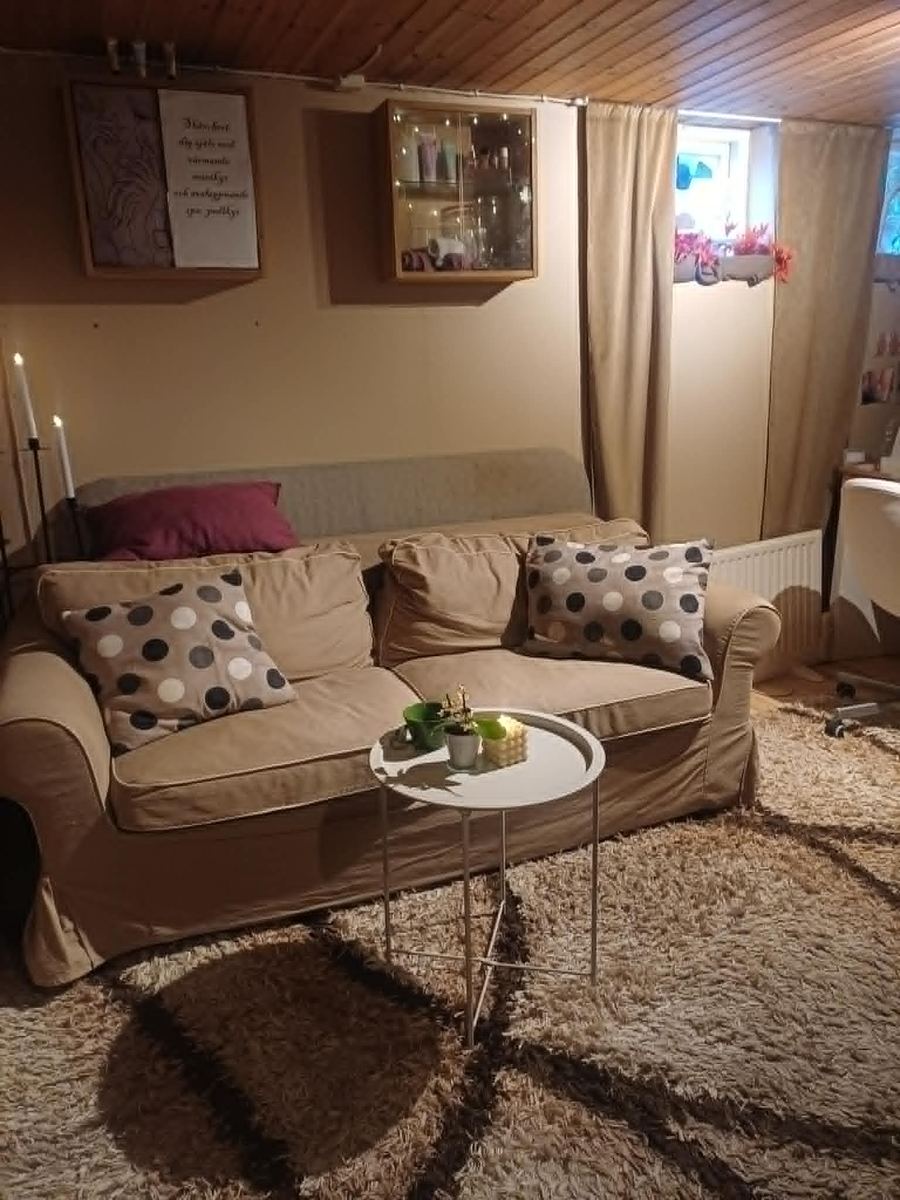 Soffa sitta i och prata och vänta på sin behandling